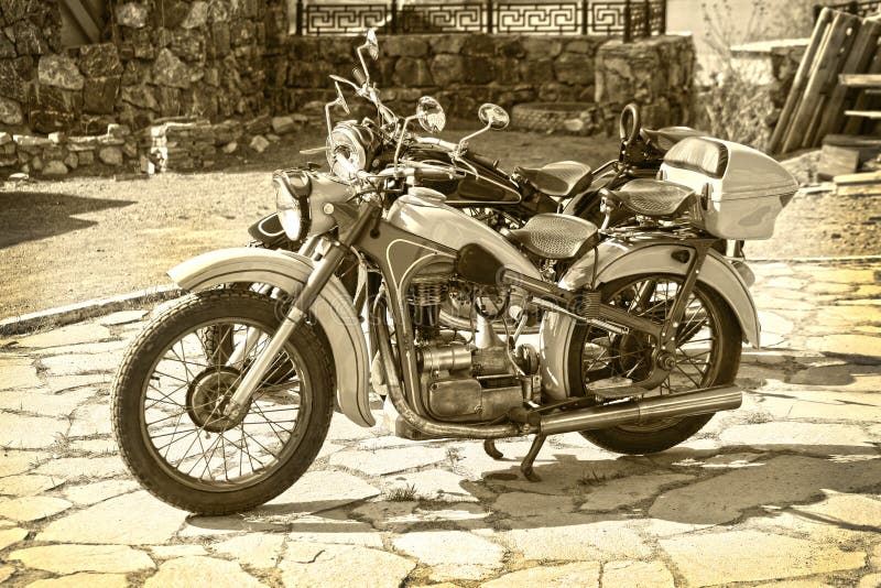 Retro iarda del motociclo in tribunale fotografie stock Retro iarda del motociclo in tribunale fotografie stock