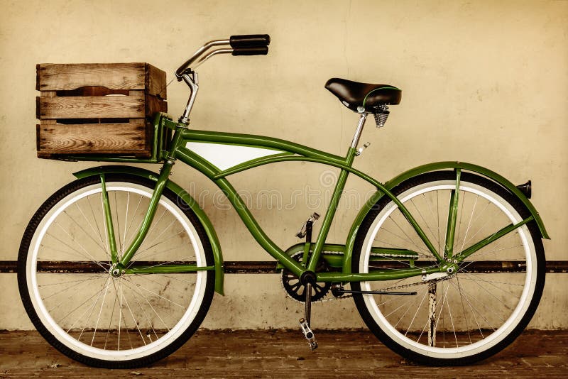 Retro immagine disegnata di seppia di una bicicletta d'annata con la cassa di legno