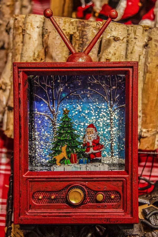 Retro jul Ornament - Vintage red TV-apparat med en scen som är värd och snö bakom plast - Rustik bakgrund suddig royaltyfri fotografi Retro jul Ornament - Vintage red TV-apparat med en scen som är värd och snö bakom plast - Rustik bakgrund suddig royaltyfri fotografi