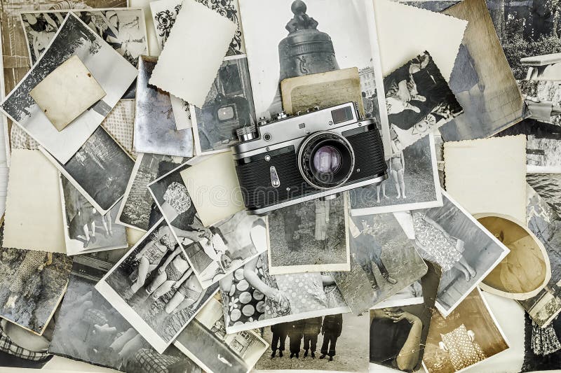 Retro- Kamera auf dem Hintergrund von alten Fotos lizenzfreie stockbilder Retro- Kamera auf dem Hintergrund von alten Fotos lizenzfreie stockbilder