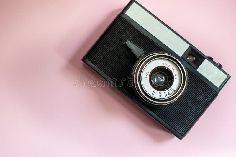 Retro- Kamera des Filmes auf einem rosa Hintergrund 1 lizenzfreie stockfotografie Retro- Kamera des Filmes auf einem rosa Hintergrund 1 lizenzfreie stockfotografie