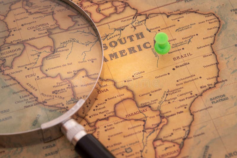 Retro-Karte Südamerikas mit einer Vergrößerung und einem grünen Punkt, der Brasilien markiert