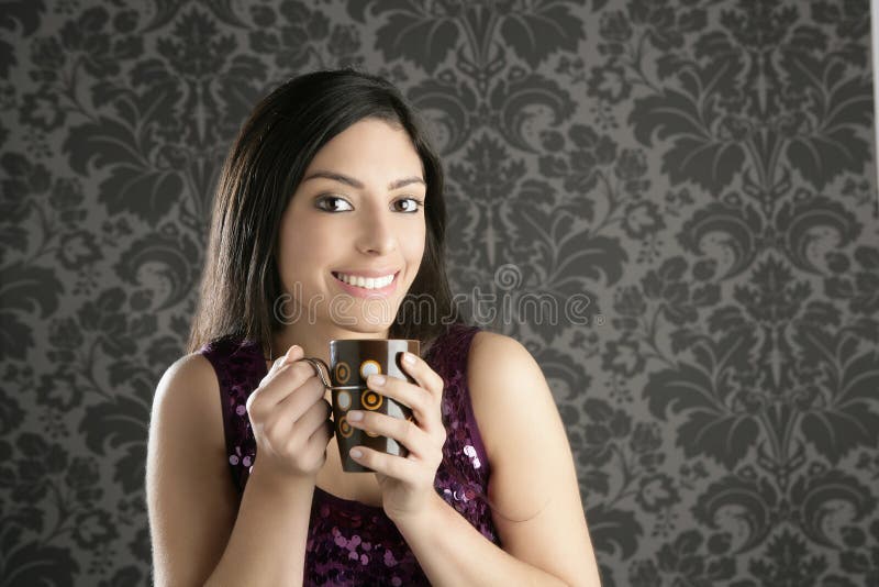retro kvinna för härlig stående för brunettkaffekopp royaltyfri fotografi retro kvinna för härlig stående för brunettkaffekopp royaltyfri fotografi