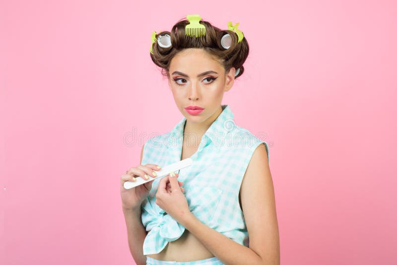 Retro kvinna med modemakeup och hår lycklig flicka som ansar i morgon Skönhetsalong och frisör flickastift upp royaltyfria foton Retro kvinna med modemakeup och hår lycklig flicka som ansar i morgon Skönhetsalong och frisör flickastift upp royaltyfria foton