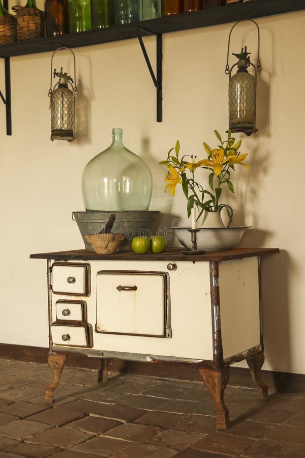 Retro- Küche stockbild. Bild von möbel, druckdose, lieferung - 33165103