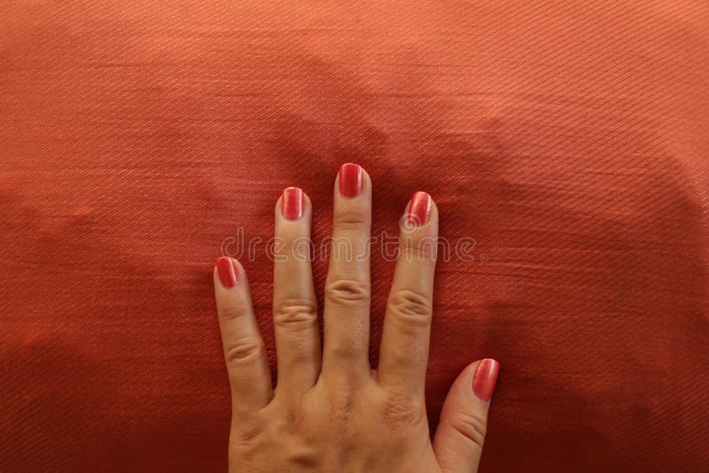 Retro- manikürte handgemalte Orange auf zusammenpassendem Hintergrund stockfotografie Retro- manikürte handgemalte Orange auf zusammenpassendem Hintergrund stockfotografie