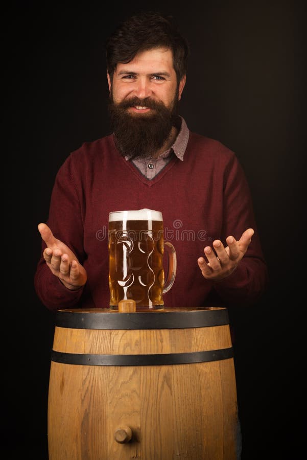 Retro- Mann mit einem Bier Glücklicher Brauer auf Bierfaß mit Biergläsern Bier lizenzfreie stockfotografie Retro- Mann mit einem Bier Glücklicher Brauer auf Bierfaß mit Biergläsern Bier lizenzfreie stockfotografie