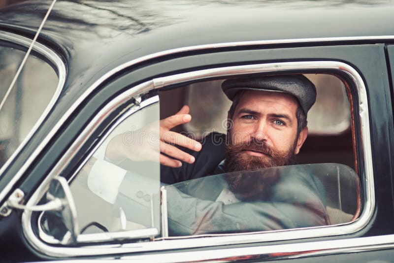 Retro mens in retro auto die mededeelzaam gebaar tonen stock afbeelding Retro mens in retro auto die mededeelzaam gebaar tonen stock afbeelding