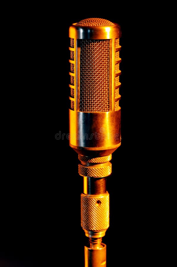 Retro microfono del vocalist dell'oro immagini stock libere da diritti Retro microfono del vocalist dell'oro immagini stock libere da diritti
