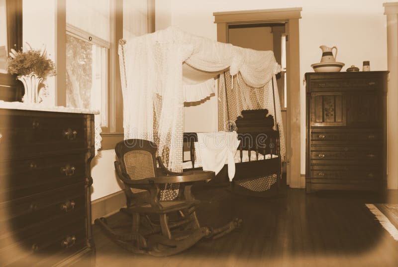 Un nino viejo muebles, incluido balanceo sillas, cesta de bebe, pecho de ropa interior vestidor.