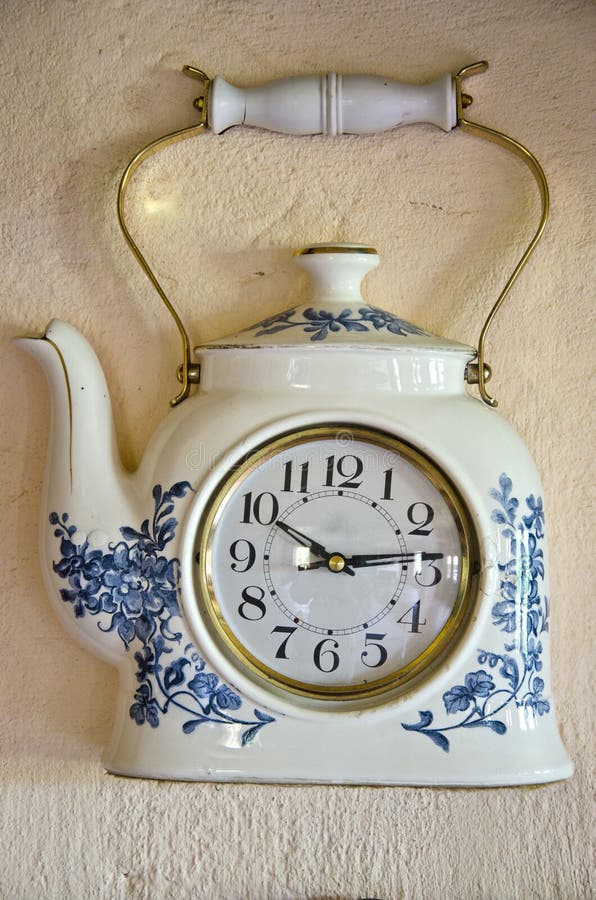 Retro original teapot form design clock