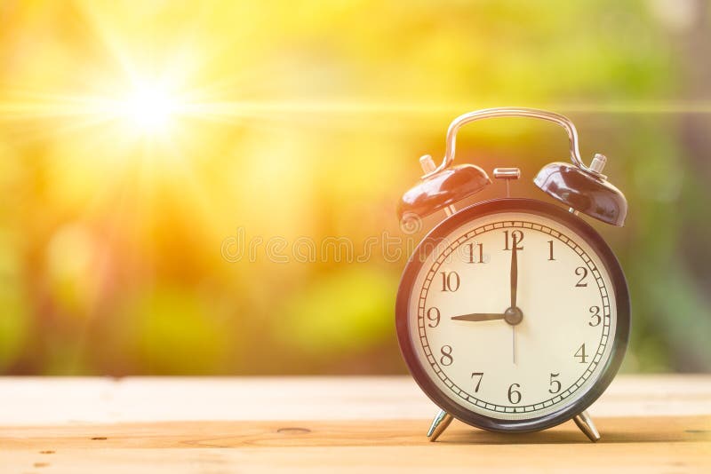 Retro orologio del ` di 9 o e sole di mattina con luminoso ed il chiarore