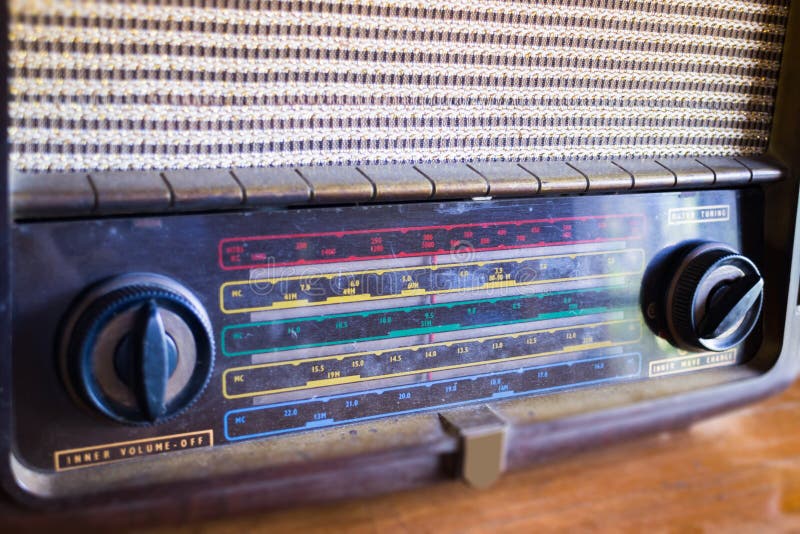 Retro radio na drewnianym stole obrazy royalty free Retro radio na drewnianym stole obrazy royalty free