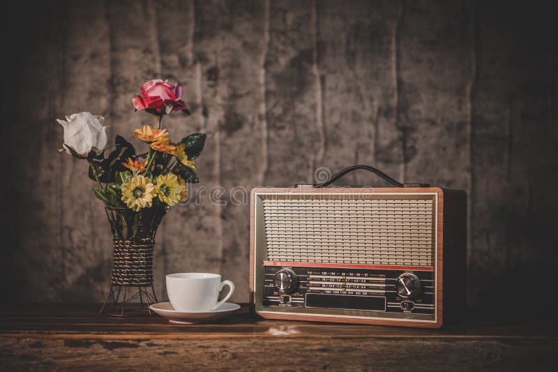 Đồ cổ Retro với cốc cà phê và hoa sẽ là điểm nhấn tuyệt vời cho không gian của bạn. Chúng sẽ đưa bạn trở lại thời gian của những chiếc cốc vàng, những đoạn nhạc Jazz đầy mê hoặc. Hãy thưởng thức cà phê và chiêm ngưỡng những bông hoa thật tuyệt vời đang nằm trên bàn của bạn.