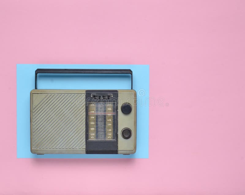 Retro radiomottagare på en blå rosa pappers- bakgrund minimalism Top beskådar royaltyfri foto Retro radiomottagare på en blå rosa pappers- bakgrund minimalism Top beskådar royaltyfri foto