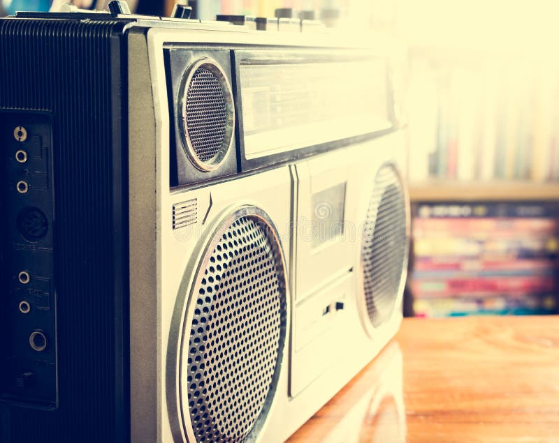 Retro radiowej kasety stereo pisak na drewnianym biurku obraz royalty free Retro radiowej kasety stereo pisak na drewnianym biurku obraz royalty free