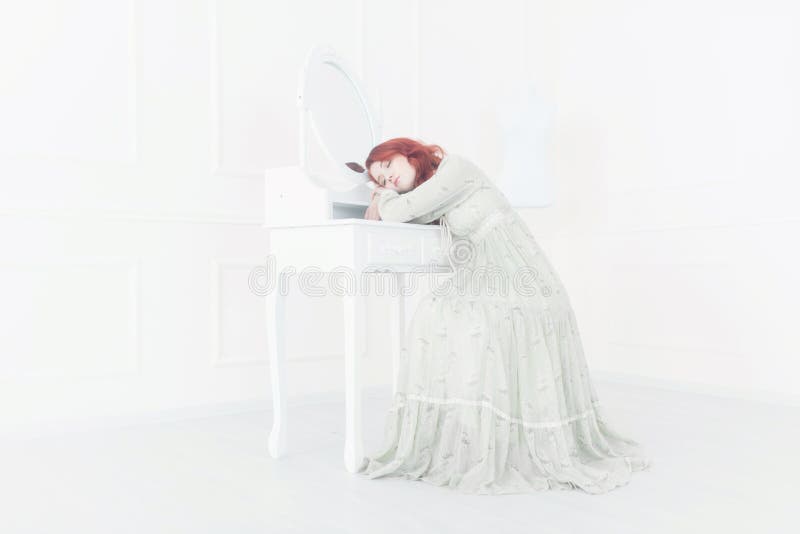 Retro ritratto tenero di giovane bella donna vaga della testarossa fotografie stock libere da diritti Retro ritratto tenero di giovane bella donna vaga della testarossa fotografie stock libere da diritti