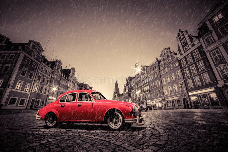 Retro röd bil på historisk gammal stad för kullersten i regn poland wroclaw royaltyfri fotografi Retro röd bil på historisk gammal stad för kullersten i regn poland wroclaw royaltyfri fotografi