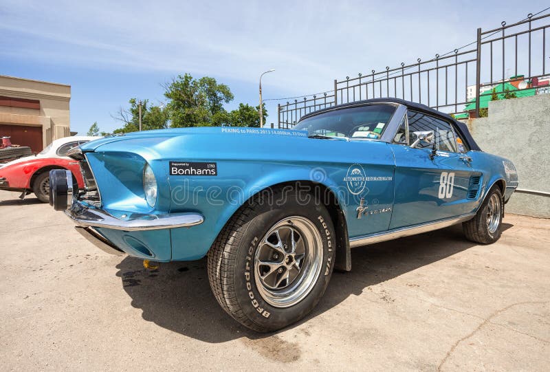 Retro samochodowy Ford mustanga kabriolet 1967 rok obrazy stock