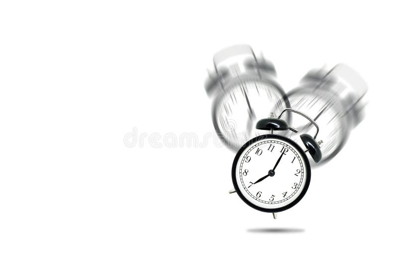 Retro- schwarzer Wecker, der um sieben Uhr auf weißem Hintergrund alarmiert lizenzfreie abbildung
