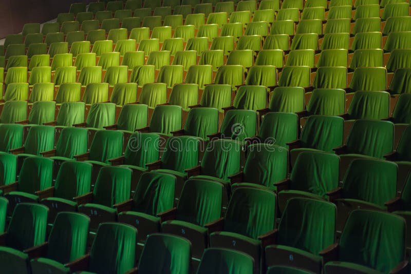Retro sedili della disposizione dei posti a sedere del cinema del teatro del pubblico d'annata di film, verde di 50s 60s, nessuno