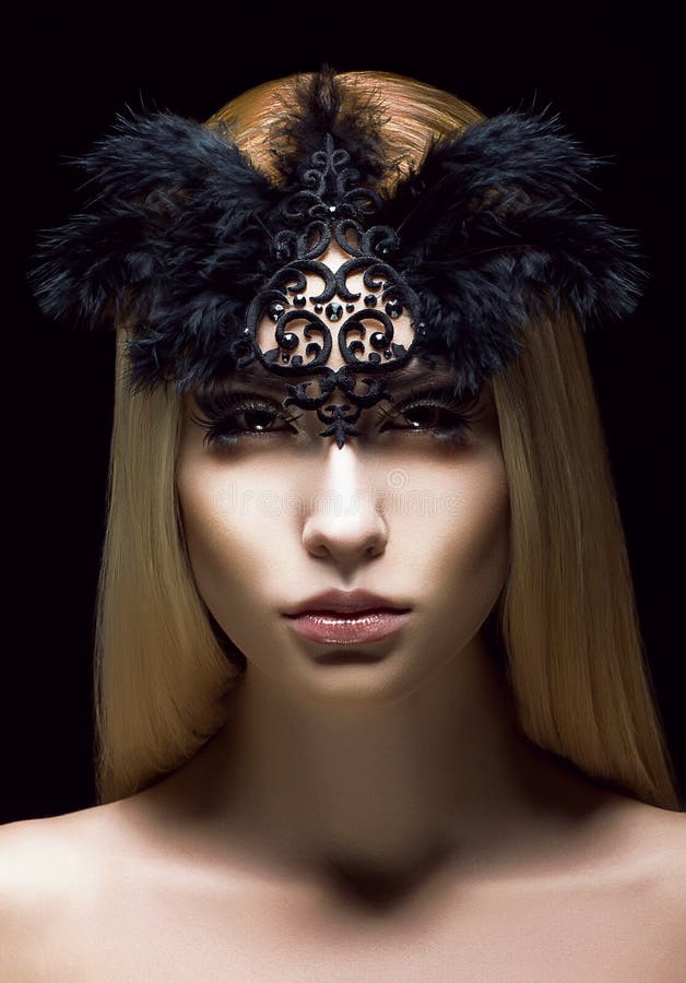 Bella donna genuina nella maschera nera disegnata con le piume. Fronte aristocratico immagini stock Bella donna genuina nella maschera nera disegnata con le piume. Fronte aristocratico immagini stock