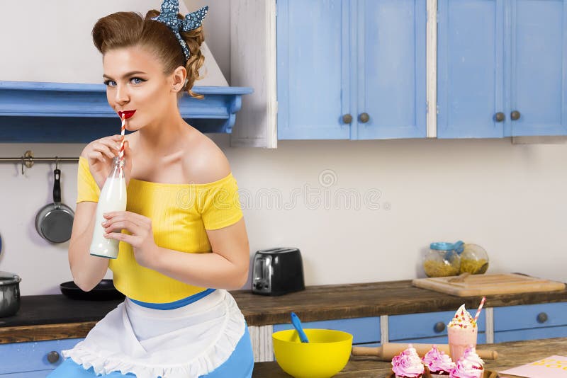 Retro speld op meisjeshuisvrouw in de keuken stock foto's Retro speld op meisjeshuisvrouw in de keuken stock foto's