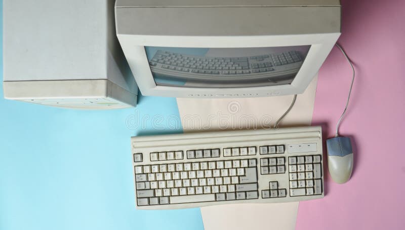 Retro stacjonarny komputer na barwionym tle Monitor, system jednostka, komputerowa mysz Przestarzałe technologie, odgórny widok obrazy stock Retro stacjonarny komputer na barwionym tle Monitor, system jednostka, komputerowa mysz Przestarzałe technologie, odgórny widok obrazy stock