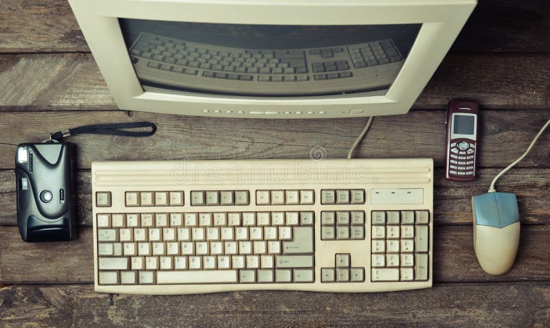 Retro stacjonarny komputer na nieociosanym drewnianym biurku, rocznika workspace Monitor, klawiatura, komputerowa mysz, odgórny w zdjęcie stock Retro stacjonarny komputer na nieociosanym drewnianym biurku, rocznika workspace Monitor, klawiatura, komputerowa mysz, odgórny w zdjęcie stock