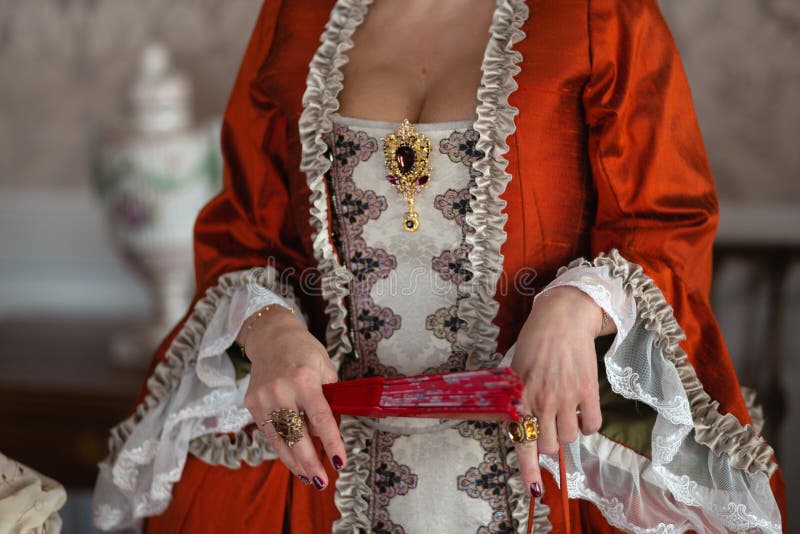 Retro stijl koninklijke middeleeuwse bal - het Majestueuze paleis met schitterende mensen kleedde zich in koning en van de koning royalty-vrije stock foto's Retro stijl koninklijke middeleeuwse bal - het Majestueuze paleis met schitterende mensen kleedde zich in koning en van de koning royalty-vrije stock foto's