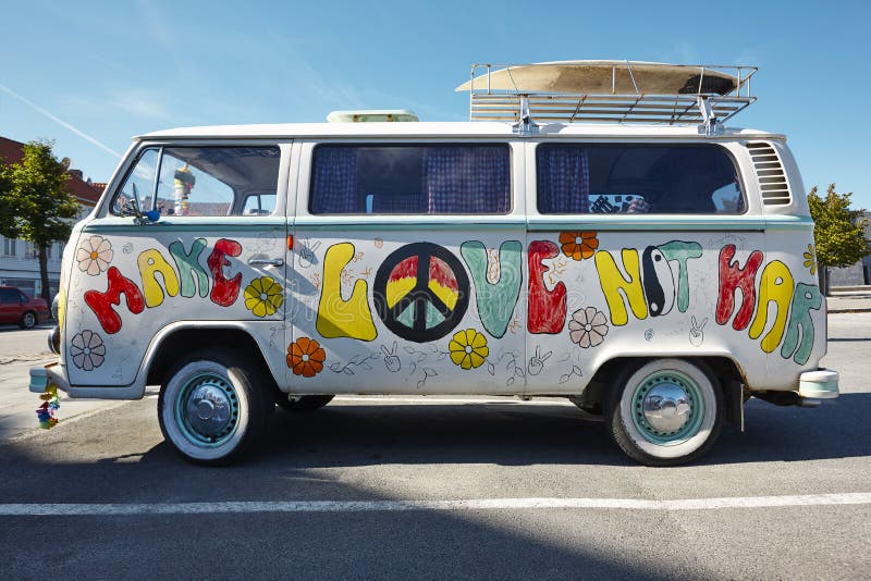 Retro stijl van de hippiebestelwagen Maak liefde niet oorlog psychedelic royalty-vrije stock afbeelding Retro stijl van de hippiebestelwagen Maak liefde niet oorlog psychedelic royalty-vrije stock afbeelding