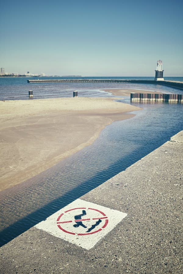 Retro- stilisierte kein Tauchzeichen auf einem Pier mit seichtem Wasser im Ba stockfotos Retro- stilisierte kein Tauchzeichen auf einem Pier mit seichtem Wasser im Ba stockfotos