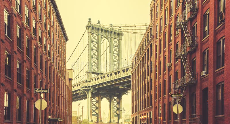 Retro- stilisierte Manhattan-Brücke gesehen von Dumbo, New York lizenzfreies stockfoto Retro- stilisierte Manhattan-Brücke gesehen von Dumbo, New York lizenzfreies stockfoto