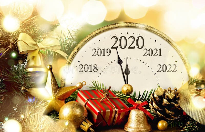 Retro-stilsklocka Nyår 2020 med julklappar och nyårskaldekorationer arkivbild