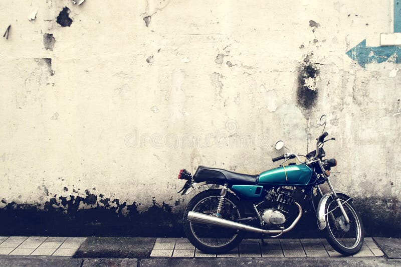 A photo of a bike in an alley that gives retro feeling. A photo of a bike in an alley that gives retro feeling.