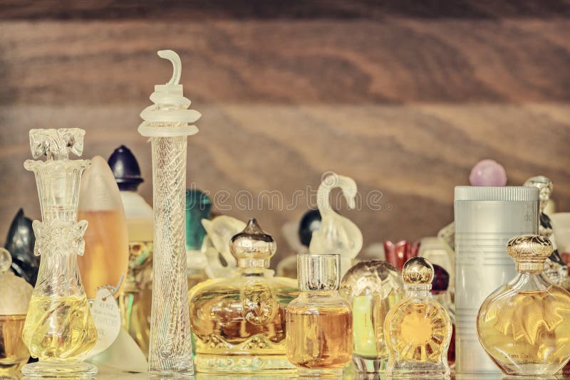 Vintage perfume hi-res stock photography and images - Alamy