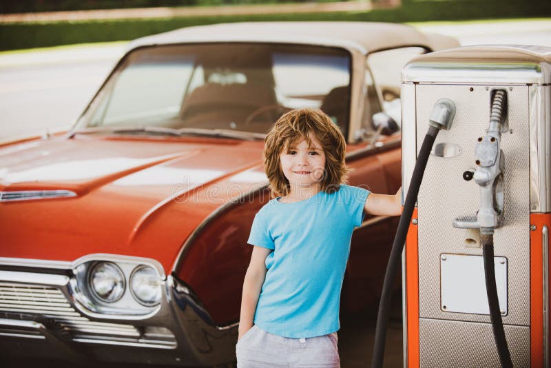 Kind Retro- Auto an Der Tankstelle Schürt Tanken Sie Füllen Mit