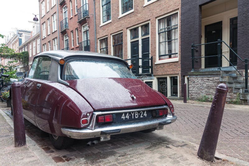Retro tappningCitroen bil bakifrån som parkeras på gatan av Amsterdam på regnig dag arkivfoto Retro tappningCitroen bil bakifrån som parkeras på gatan av Amsterdam på regnig dag arkivfoto