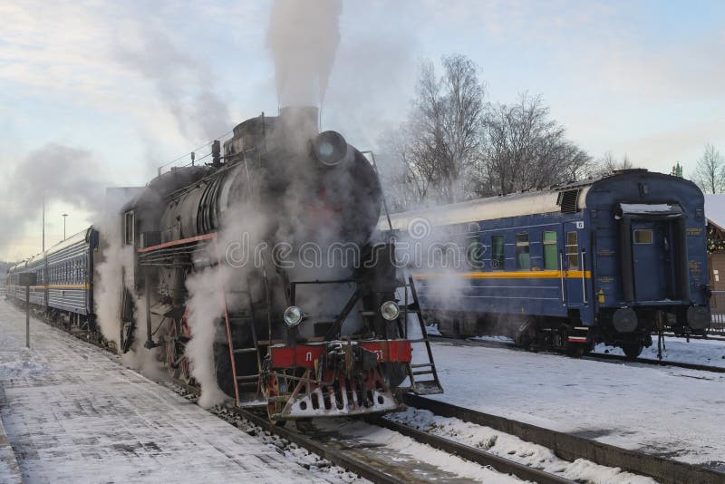 Retro treno Ruskeala Express con locomotiva a vapore L2351 sulla piattaforma della stazione di Sortavala fotografia stock