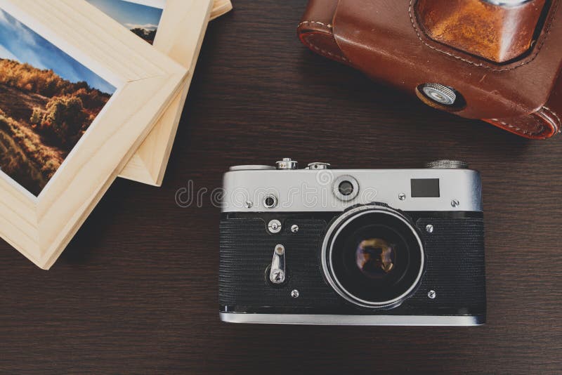 Retro uitstekende camera en foto's in kader op houten achtergrond royalty-vrije stock fotografie Retro uitstekende camera en foto's in kader op houten achtergrond royalty-vrije stock fotografie