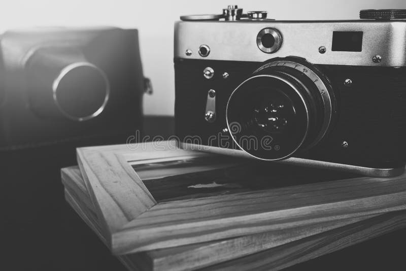 Retro uitstekende camera en fotokaders op houten lijst royalty-vrije stock fotografie Retro uitstekende camera en fotokaders op houten lijst royalty-vrije stock fotografie