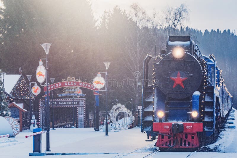 Retro a vapore di Padre Frost si trova accanto alla piattaforma fotografia stock