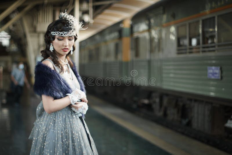 Portrait Vintage Rétro De La Belle Femme Gatsby Se Tenir Debout, Attendre  Le Train Pour L'amant, Sentir L'expression Face à Un Style De Mode  Romantique Au Fond Noir Du Studio, Quatre Femmes