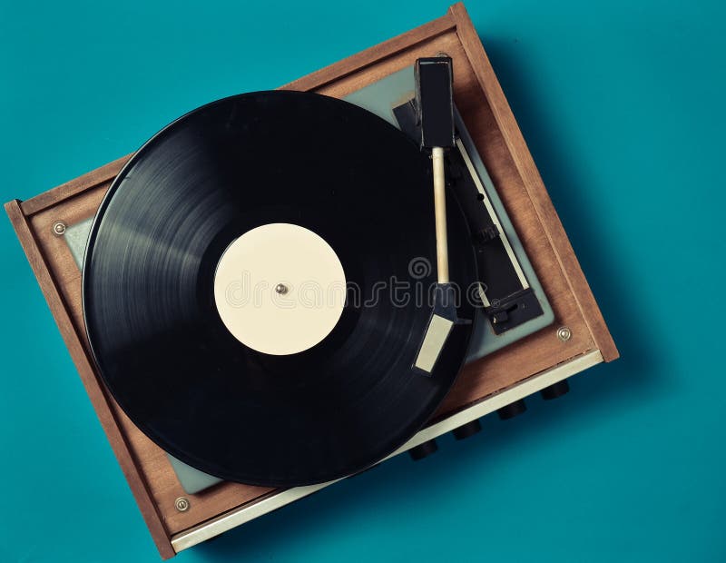 Retro- Vinylspieler auf einem blauen Hintergrund Unterhaltung 70s Hören Sie Musik lizenzfreie stockbilder Retro- Vinylspieler auf einem blauen Hintergrund Unterhaltung 70s Hören Sie Musik lizenzfreie stockbilder