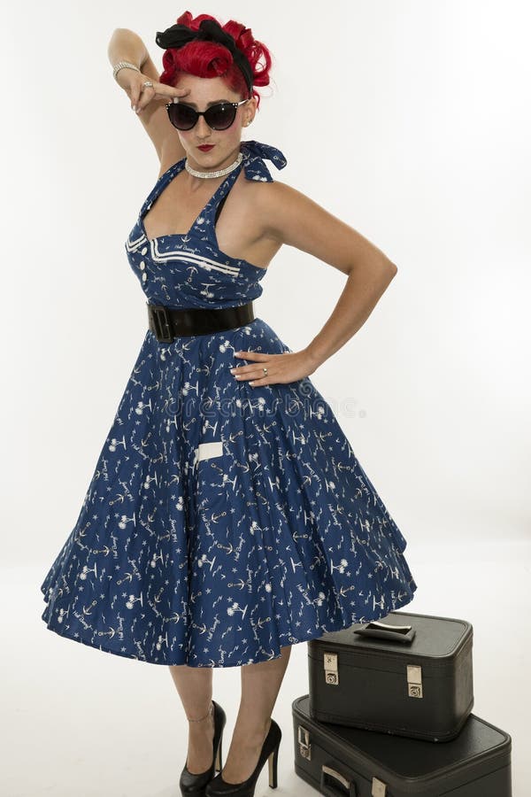 Retro vrouwenstijl pinup met koffers royalty-vrije stock fotografie