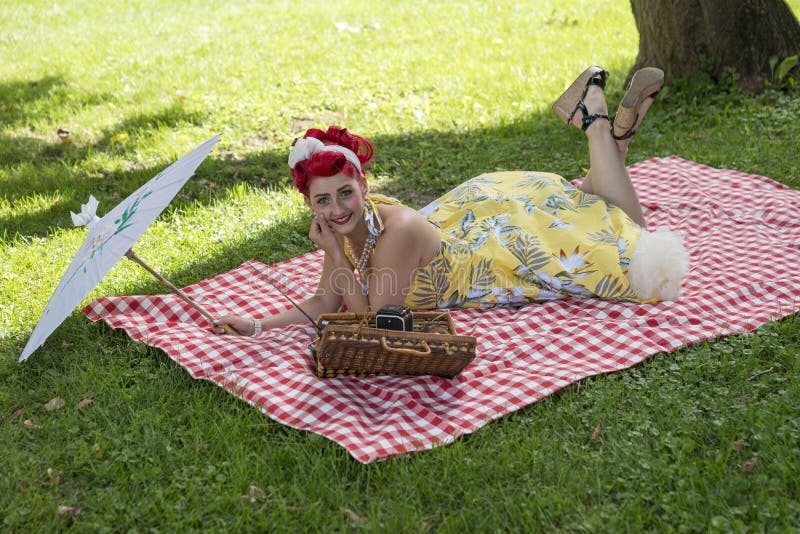Retro pin-up stijl vrouw op een picknick stock afbeeldingen