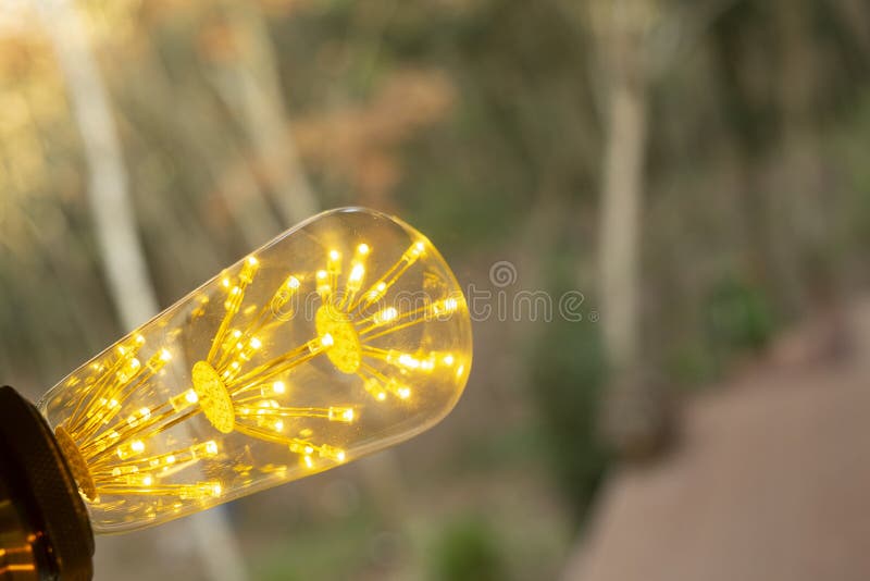 Retro- weißglühende geführte elektrische Lampe auf Unschärfehintergrund, WeinleseGlühlampe stockbild