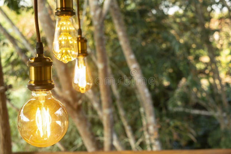 Retro- weißglühende geführte elektrische Lampe auf Unschärfehintergrund, WeinleseGlühlampe lizenzfreie stockfotos