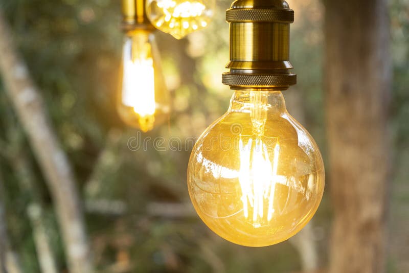 Retro- weißglühende geführte elektrische Lampe auf Unschärfehintergrund, WeinleseGlühlampe lizenzfreie stockfotos