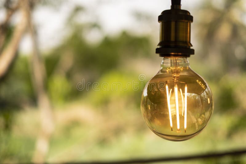 Retro- weißglühende geführte elektrische Lampe auf Unschärfehintergrund, WeinleseGlühlampe lizenzfreies stockfoto